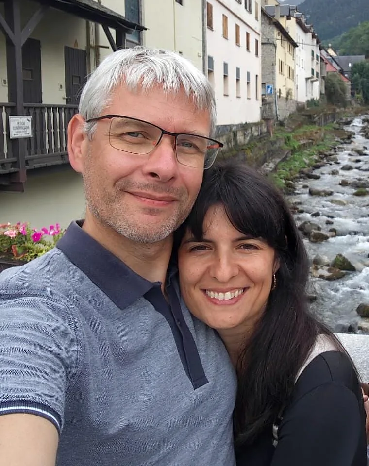 Elisabet y su marido junto a un río de montaña